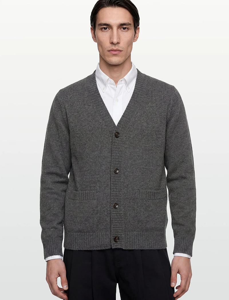 Davida Cashmere - Man Chunky V Cardigan - cardigans - dark grey - 3