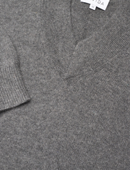 Davida Cashmere - Man Chunky V-neck Sweater - strik med v-hals - dark grey - 2