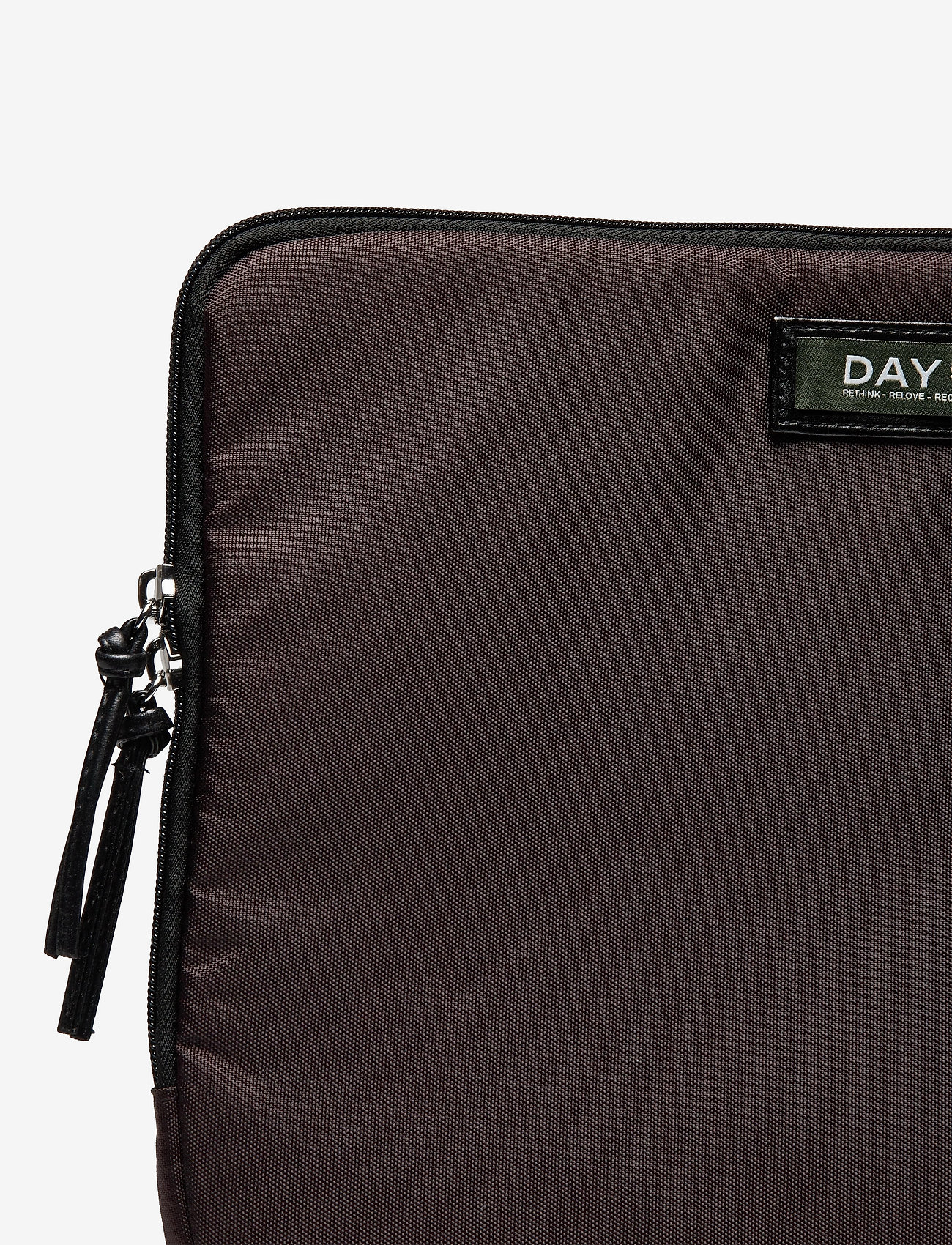 DAY ET - Day Gweneth RE-S Folder13 - cabernet - 3