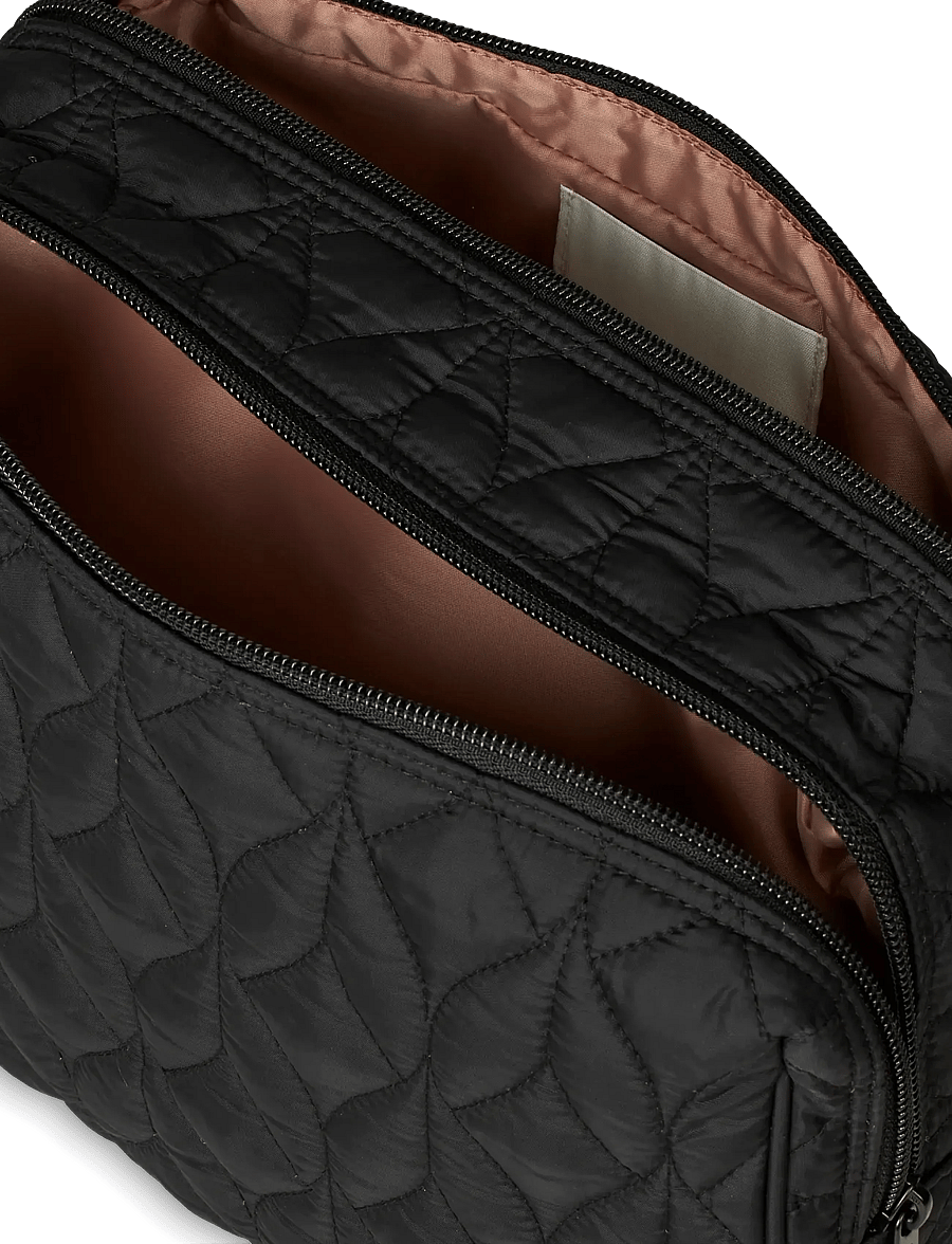 DAY ET - Day RE-Q Twist Washbag L - toilettasker - black - 2