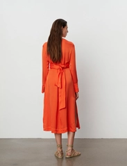 Day Birger et Mikkelsen - Mila - Fluid Texture - midi dresses - spicy orange - 4
