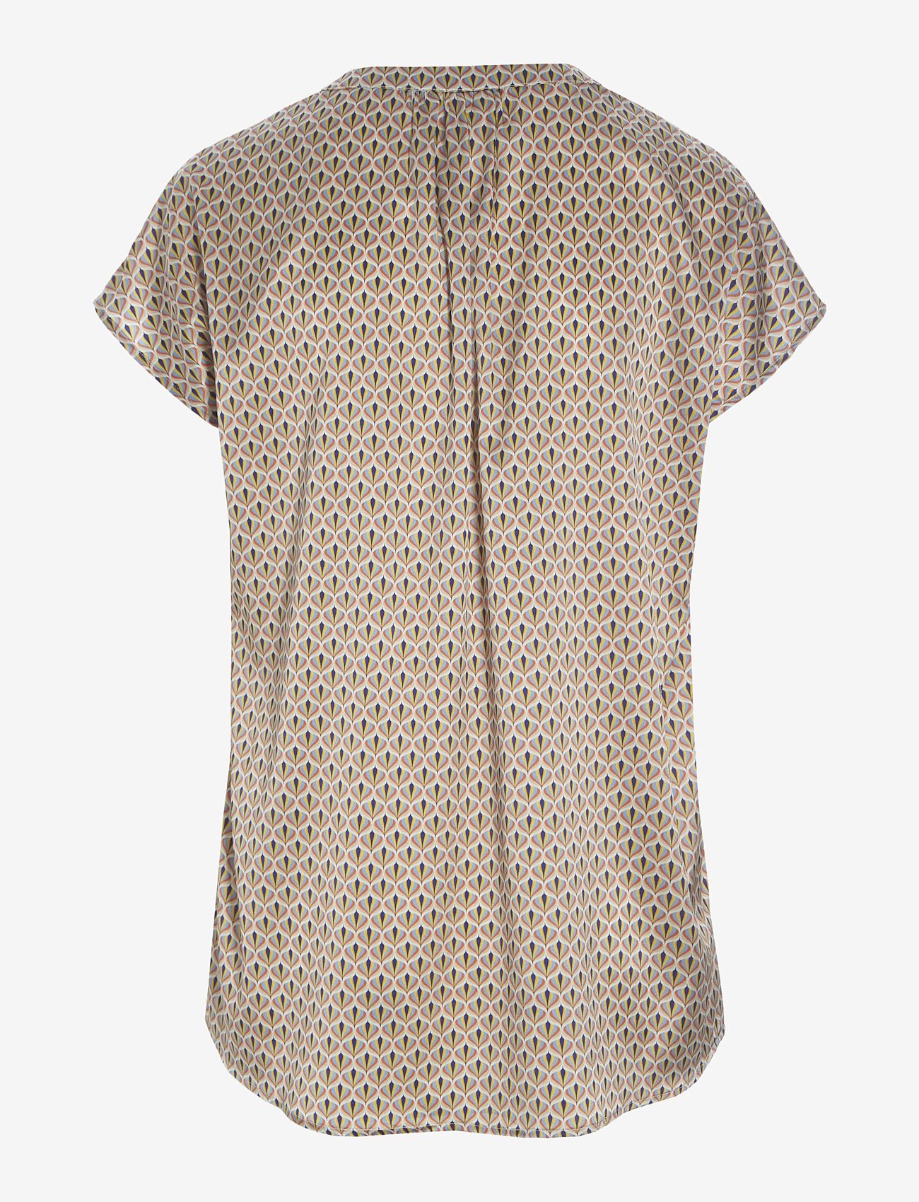 Dea Kudibal - ANN - monarch honey - 1