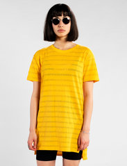 DEDICATED - T-shirt Alta Lace Yellow - marškinėlių tipo suknelės - yellow - 2