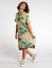 DEDICATED - Kaftan Lysekil Khaki Leaves - sukienki do kolan i midi - green - 3