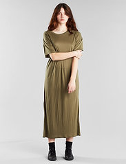 DEDICATED - Long T-shirt Dress Ronneby Leaf Green - marškinėlių tipo suknelės - four leaf clover - 4