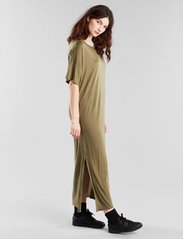 DEDICATED - Long T-shirt Dress Ronneby Leaf Green - marškinėlių tipo suknelės - four leaf clover - 5