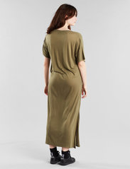 DEDICATED - Long T-shirt Dress Ronneby Leaf Green - t-shirtklänningar - four leaf clover - 6