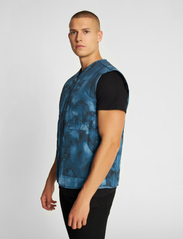 DEDICATED - Quilted Vest Avesta Abstract Ink - liivit - blue - 3