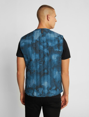 DEDICATED - Quilted Vest Avesta Abstract Ink - vesten - blue - 4