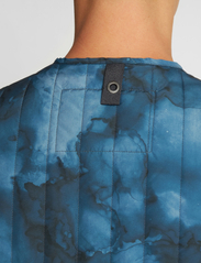 DEDICATED - Quilted Vest Avesta Abstract Ink - jakker og frakker - blue - 6