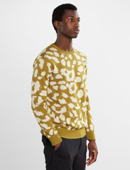 DEDICATED - Sweater Mora Leopard - megztiniai su apvalios formos apykakle - green moss - 3