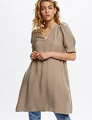 Denim Hunter - DHLouisa Dress - midi kjoler - dune - 2