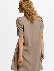 Denim Hunter - DHLouisa Dress - midi kjoler - dune - 4