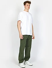 Denim project - DPPARACHUTE TWILL PANTS - vabaajapüksid - duffel bag green - 2