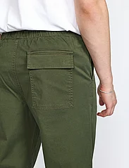 Denim project - DPPARACHUTE TWILL PANTS - vabaajapüksid - duffel bag green - 4