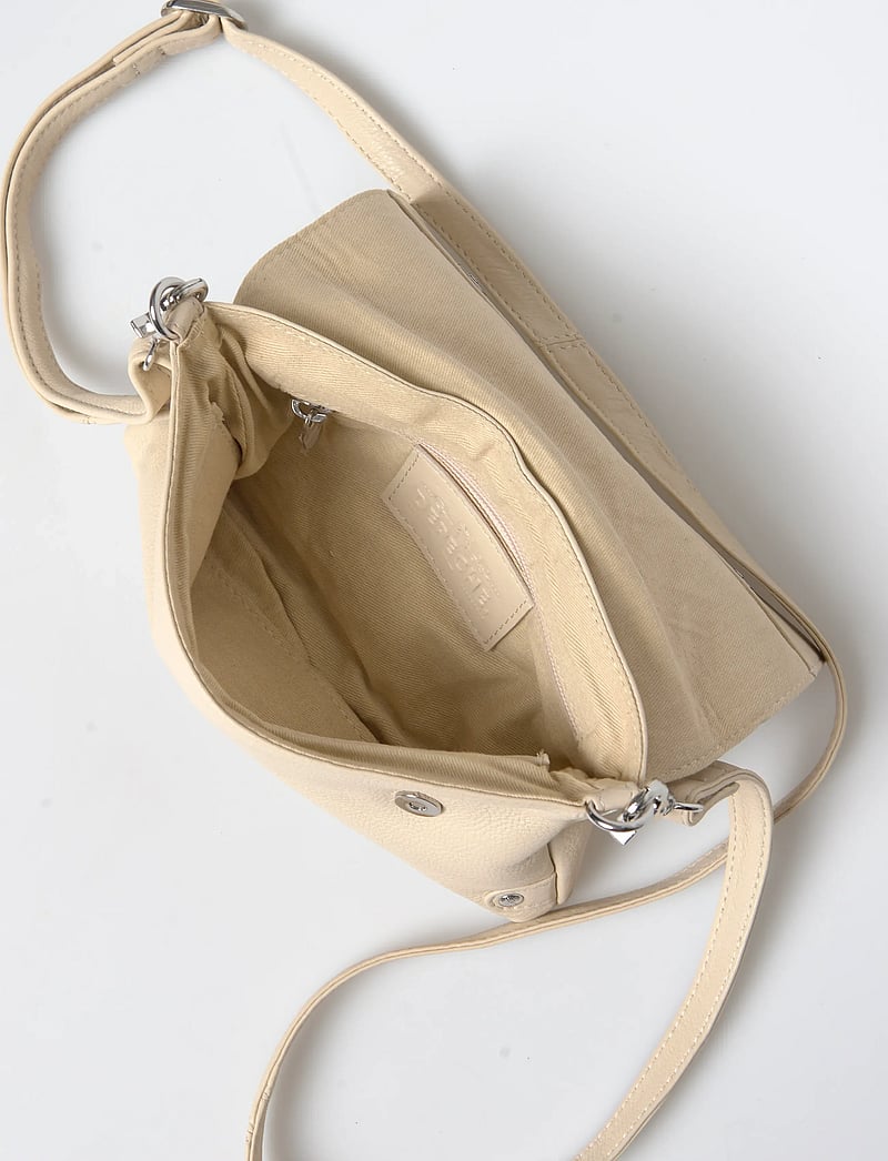 DEPECHE - Clutch - erilised sündmused - 202 vanilla - 3