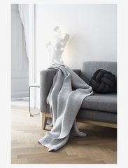 Design House Stockholm - Pleece throw - apklotai ir užtiesalai - light grey - 1