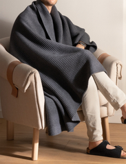 Design House Stockholm - Pleece throw - blankets & throws - dark grey - 2
