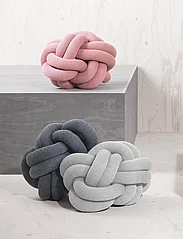 Design House Stockholm - Knot cushion - koristetyynyt - whitegrey - 1