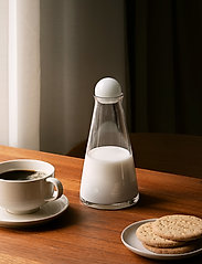 Design House Stockholm - Fia Carafe Mini - buteliai, pilstymo kamščiai ir purkštukai - clear/white - 3