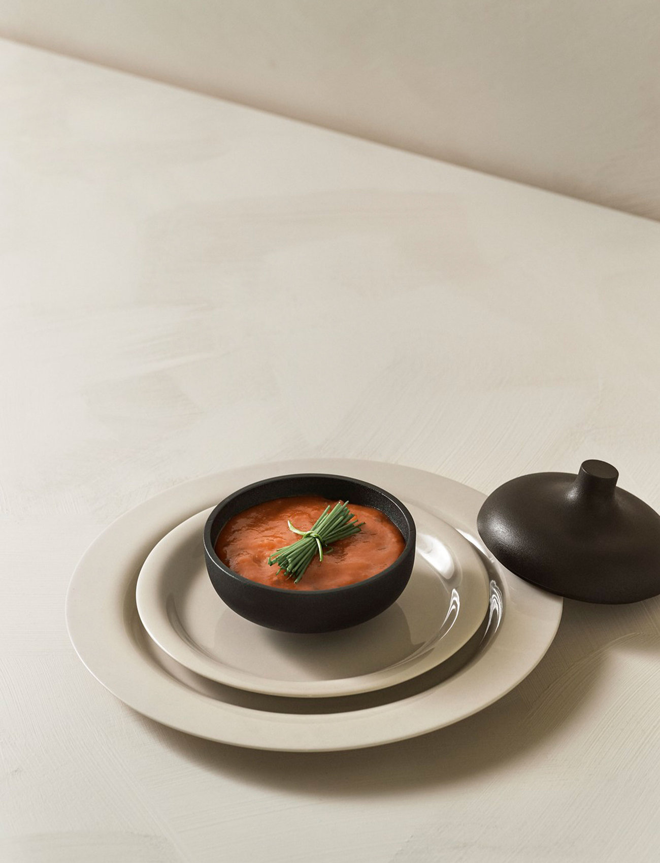 Design House Stockholm - Sand Medium Bowl w Lid - serveringsskålar - black - 1
