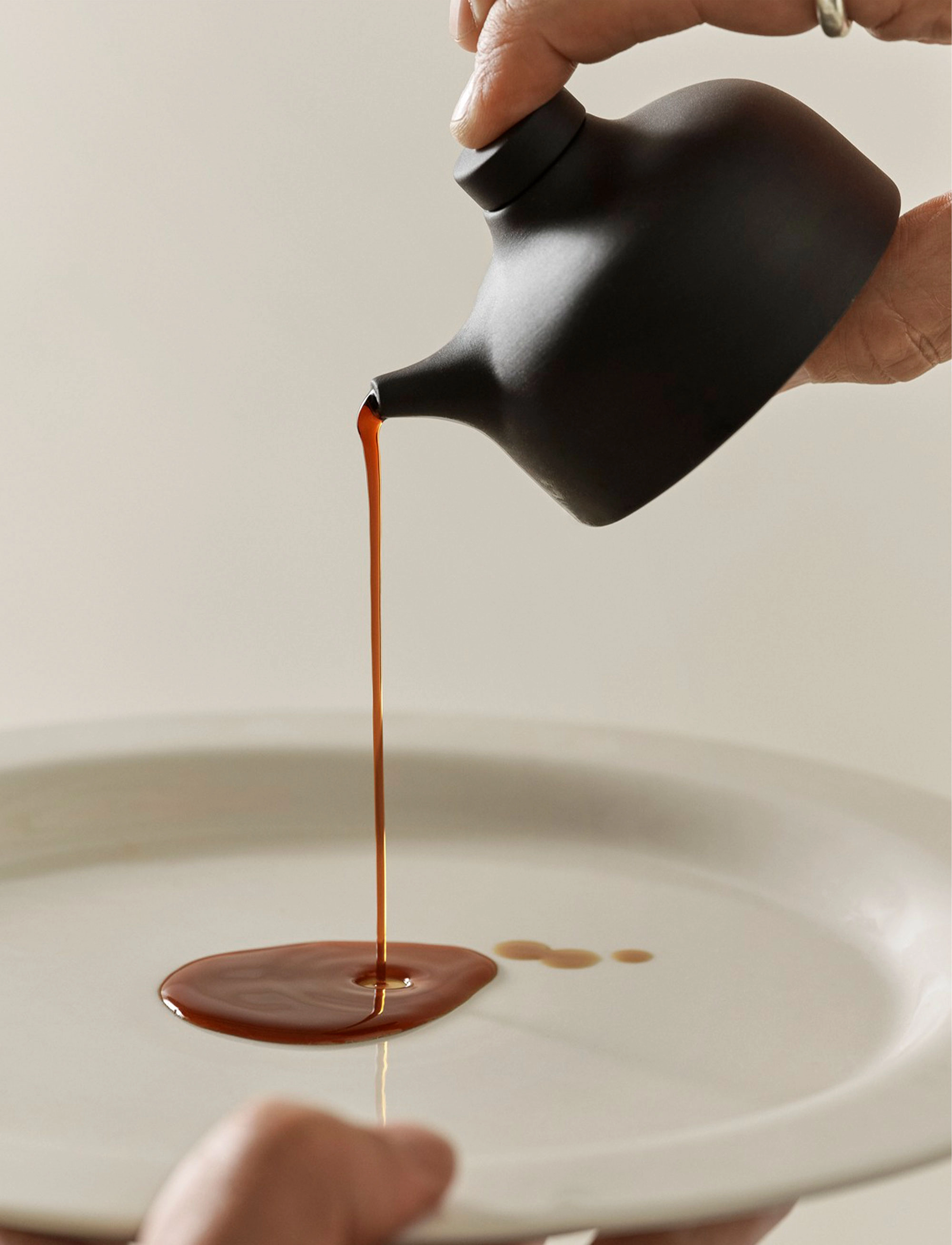 Design House Stockholm Sand Soy Pot, One Size, Black, Kander & Karafler > Tekander, Unisex