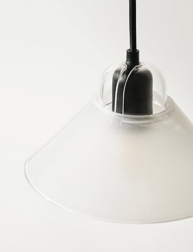 Design House Stockholm - Kalo Lamp - rippvalgustid - black cord - 5