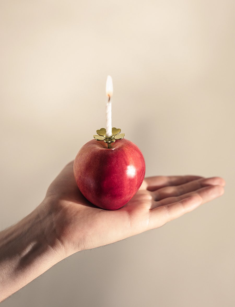 Design House Stockholm - Me to You Candle Holder 1-pack - küünlajalad - brass - 5