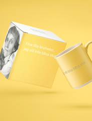 Design House Stockholm - Astrid Lindgren Mug 24 - laagste prijzen - yellow - 2