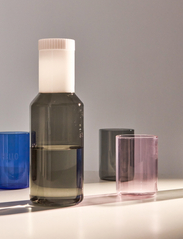 Design Letters - Tube Glass Carafe 1L - vandkarafler & vandkander - lavender cup 5225c + beige lid 4675c - 1
