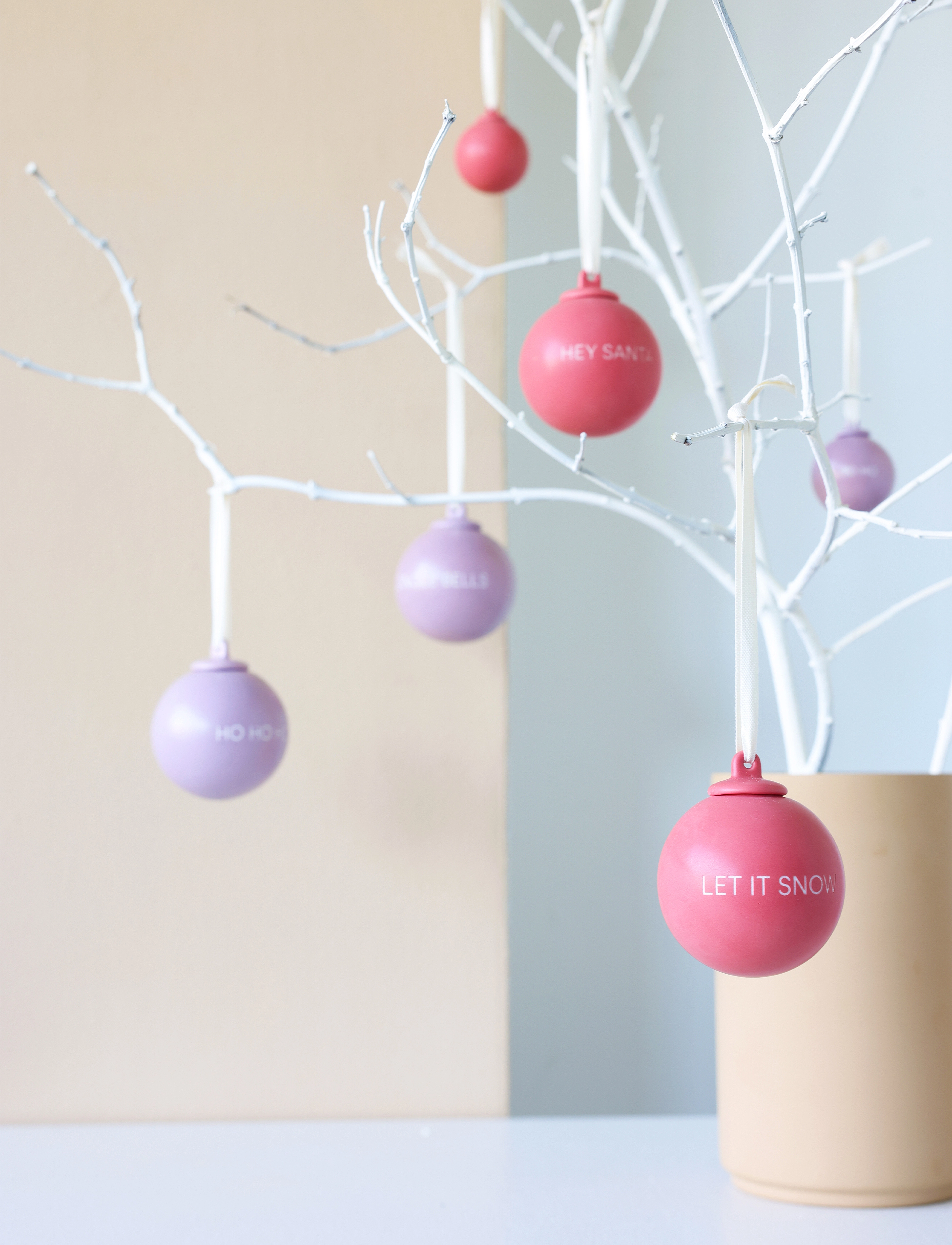 Design Letters Xmas Stories Ball Pendants 40Mm (Set Of 4 Pcs), One Size, Christmas Decoration, Rosa - Baubles & Tree Accessories, Homeware