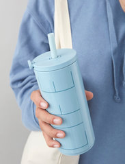 Design Letters - Travel cup with straw 500ml - laveste priser - light blue - 2