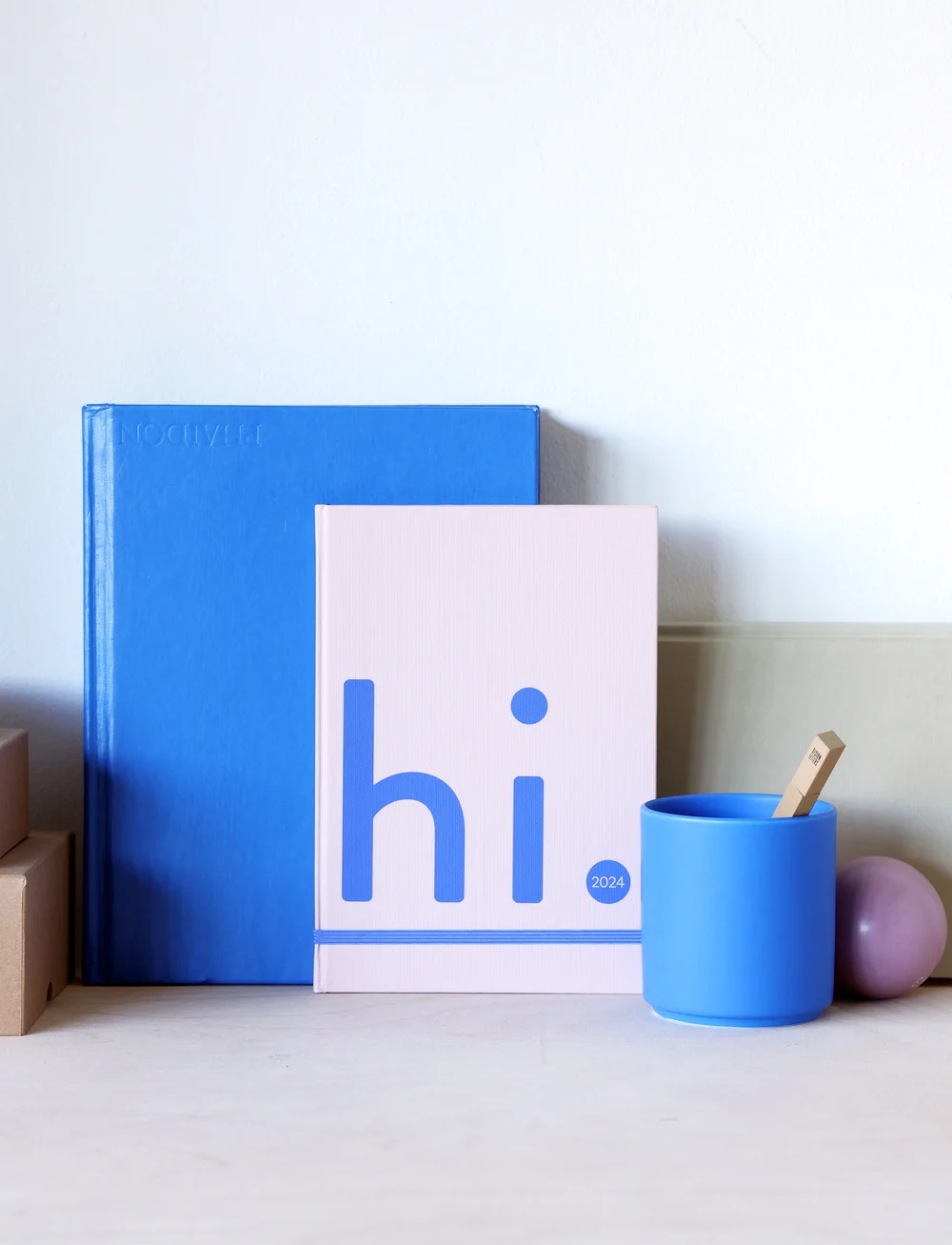 Design Letters - Calendar 2024 - kalender & notizbücher - beige 4675c / cobalt blue 2728c - 3