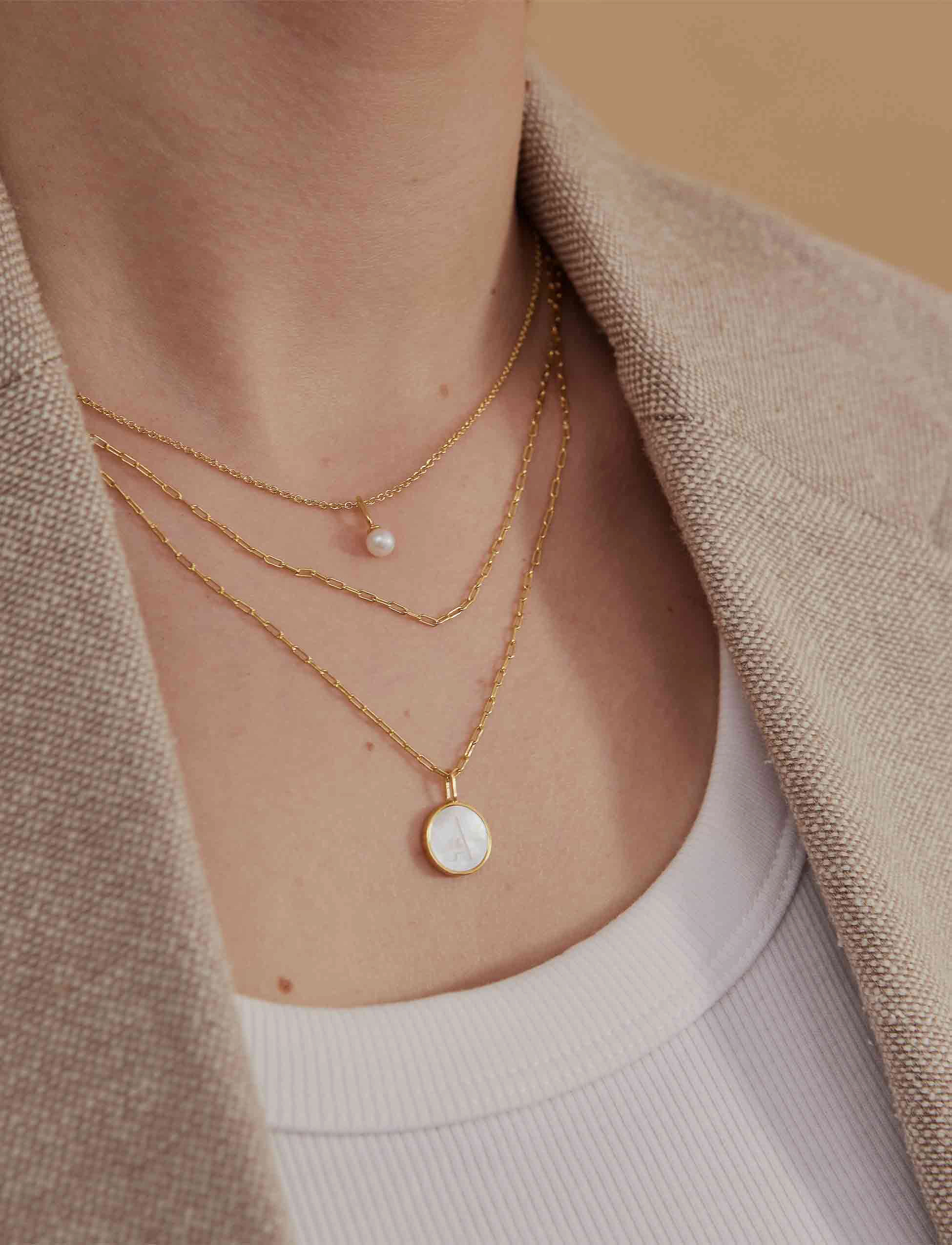 Design Letters Pearl Charm Gold A-Z, Kvinder, Perle Initial Vedhæng, Guld, Str: ONE SIZE