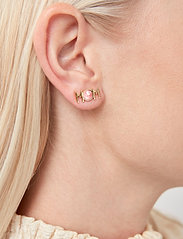 Design Letters - MOM Ear climber Gold (1 set of 2 pcs) - studs örhängen - red - 1