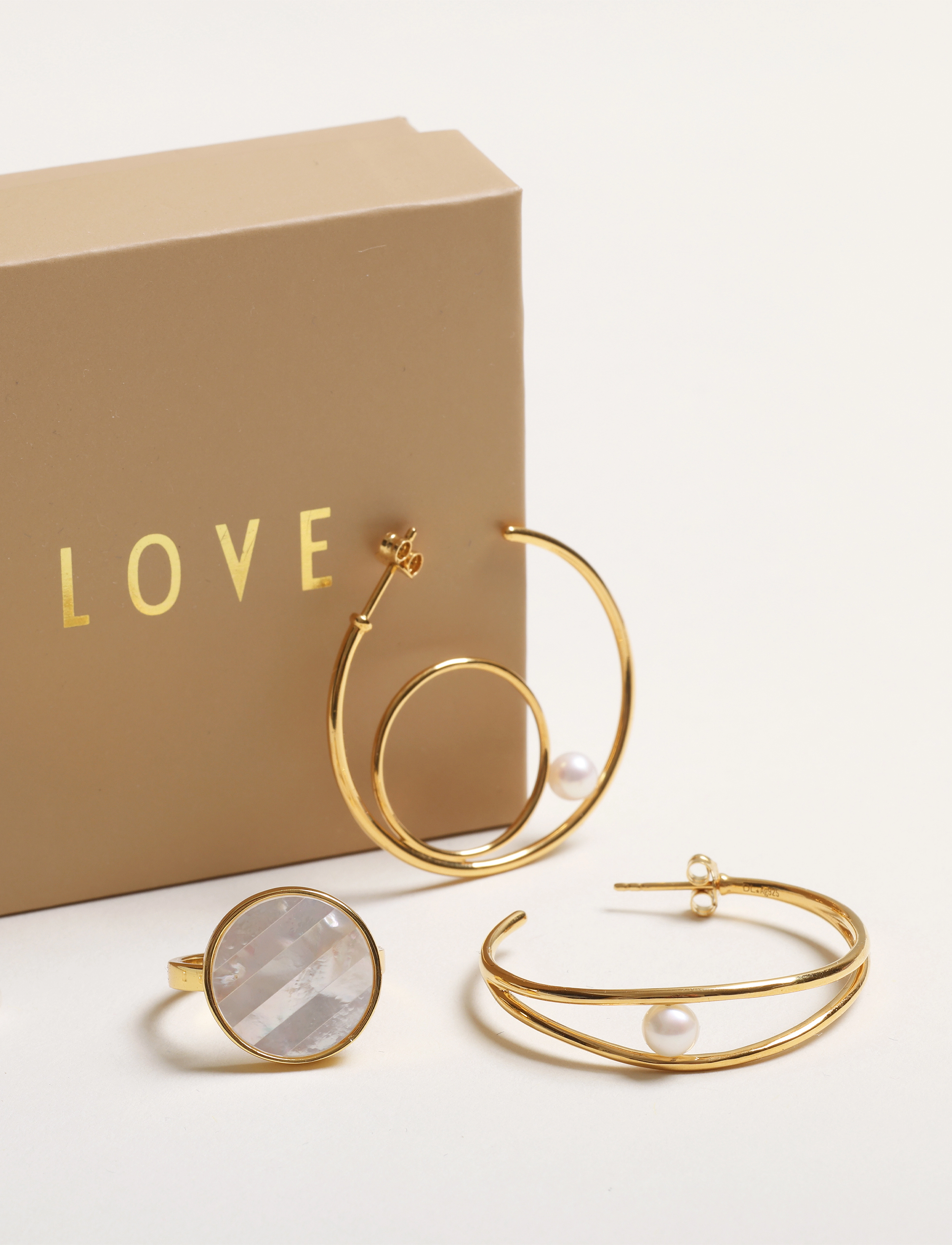 Design Letters - Peal Drop Circle Hoop Gold plated - perlenohrringe - gold - 2