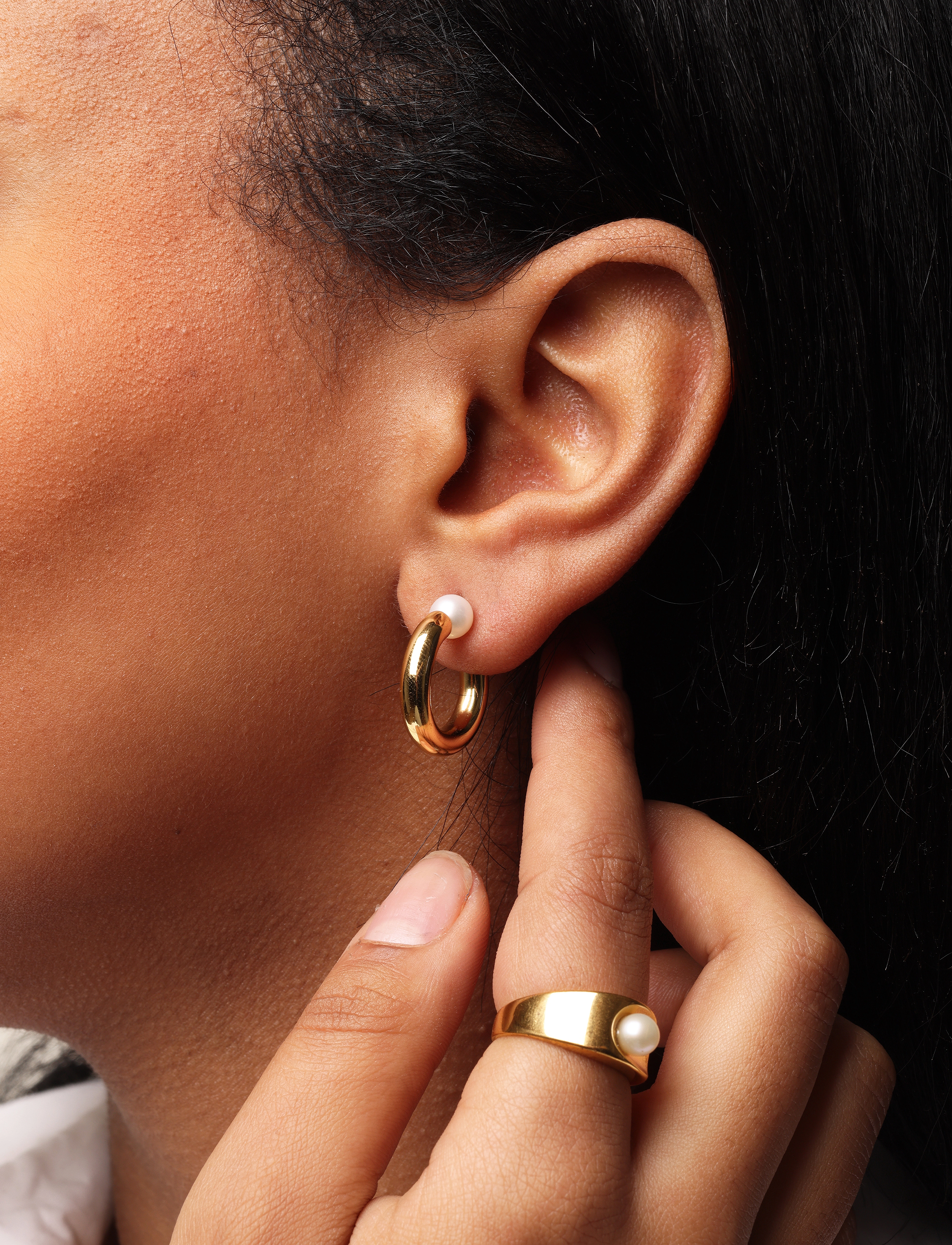 Design Letters Chunky Pearl Hoops, One Size, Earrings, Gold - Frauen