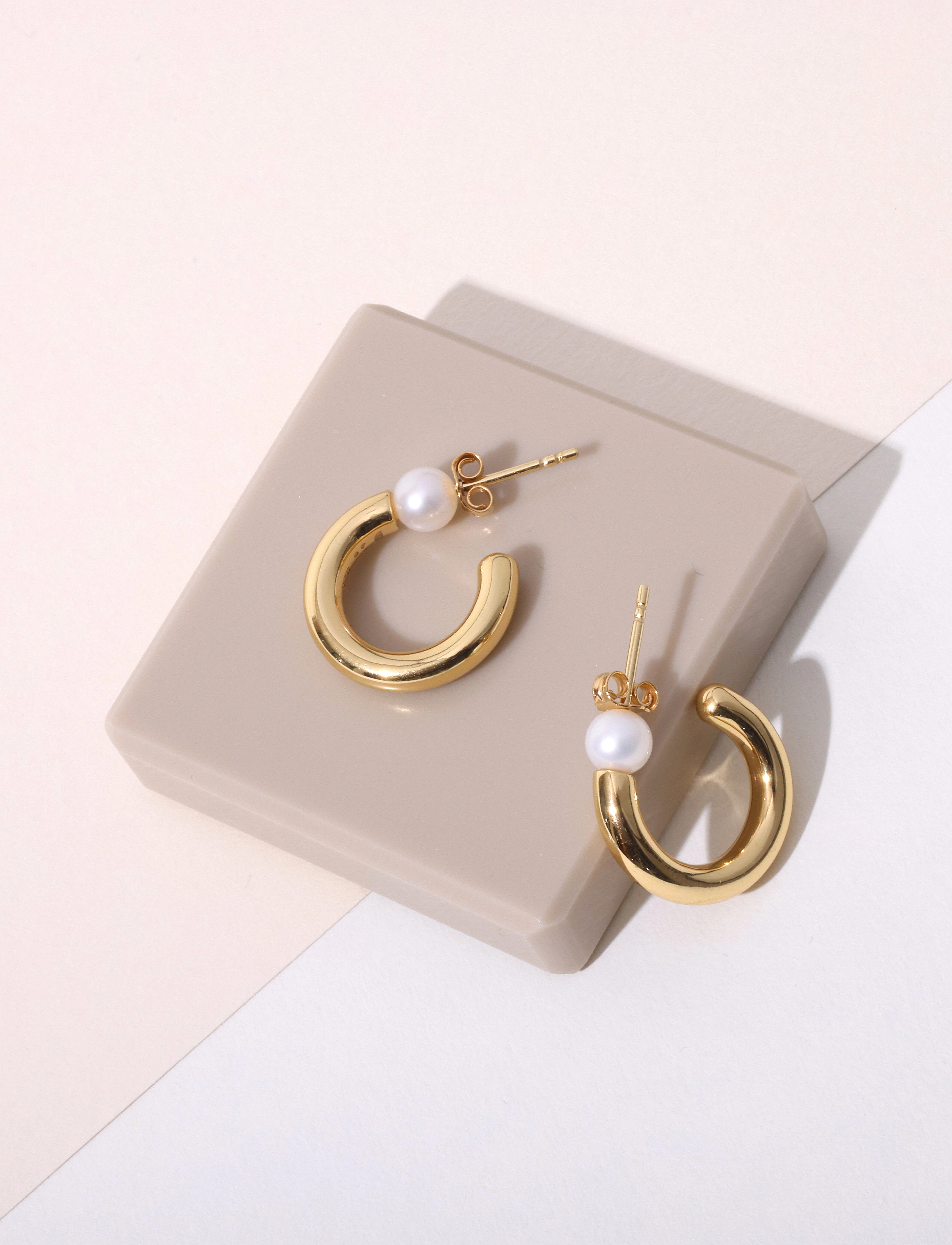 Design Letters - Chunky Pearl Hoops - perlenohrringe - white - 2
