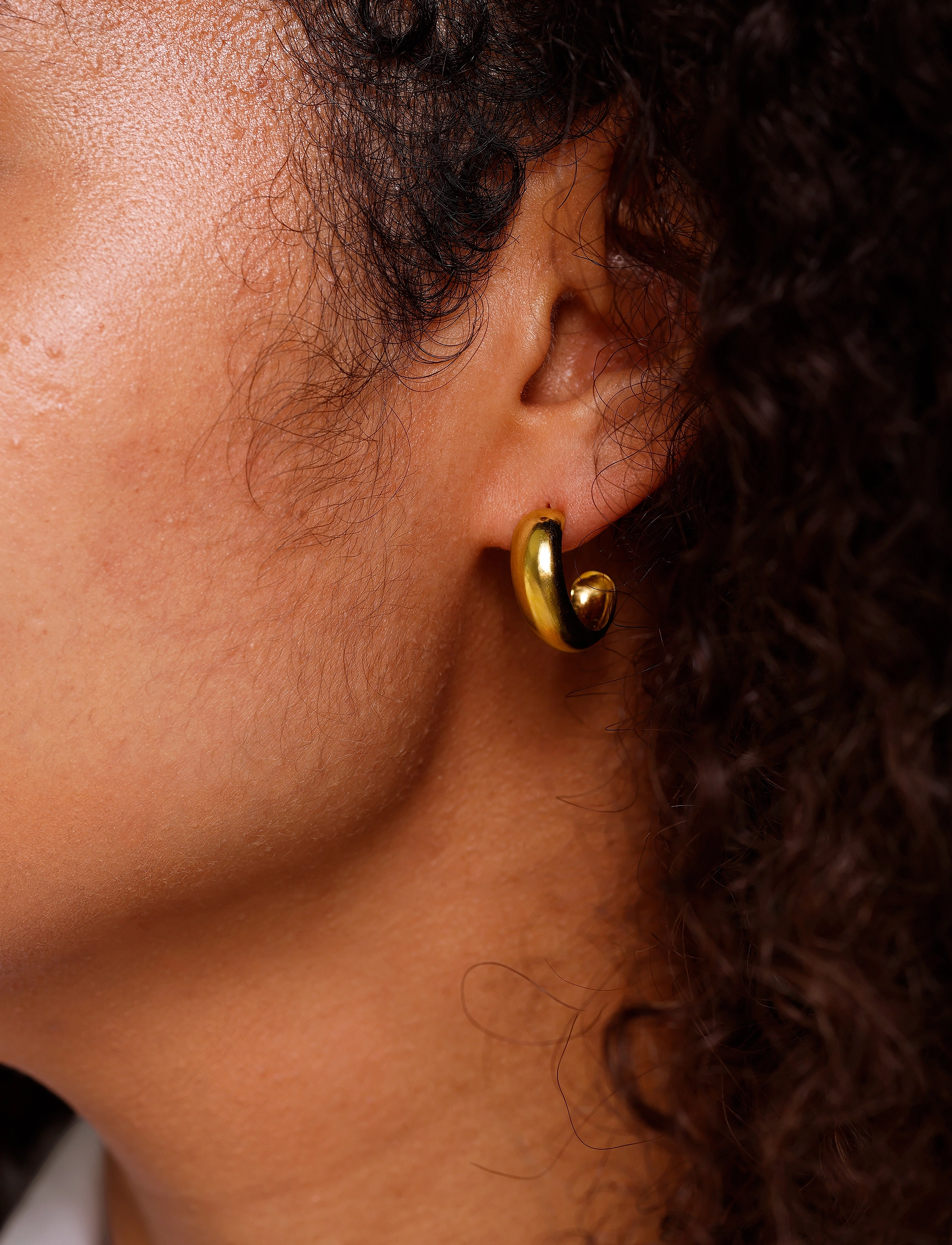 Design Letters Chunky Rainbow Hoop 8Mm Gold Plated (1 Pcs), One Size, Earrings, - Hoops, Frauen