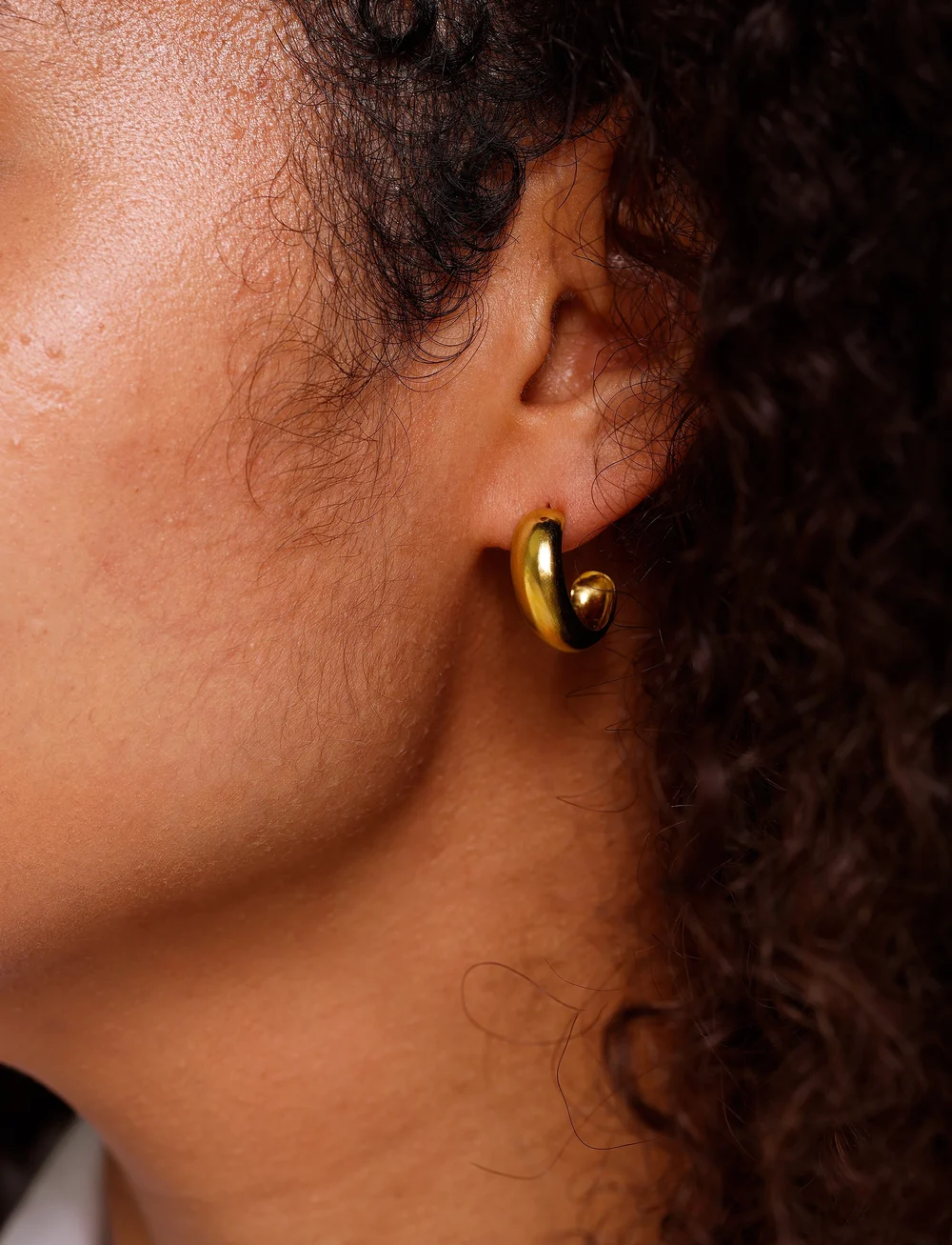 Design Letters - Chunky Rainbow Hoop 8mm Gold plated (1 pcs) - enskilt örhänge - gold - 0