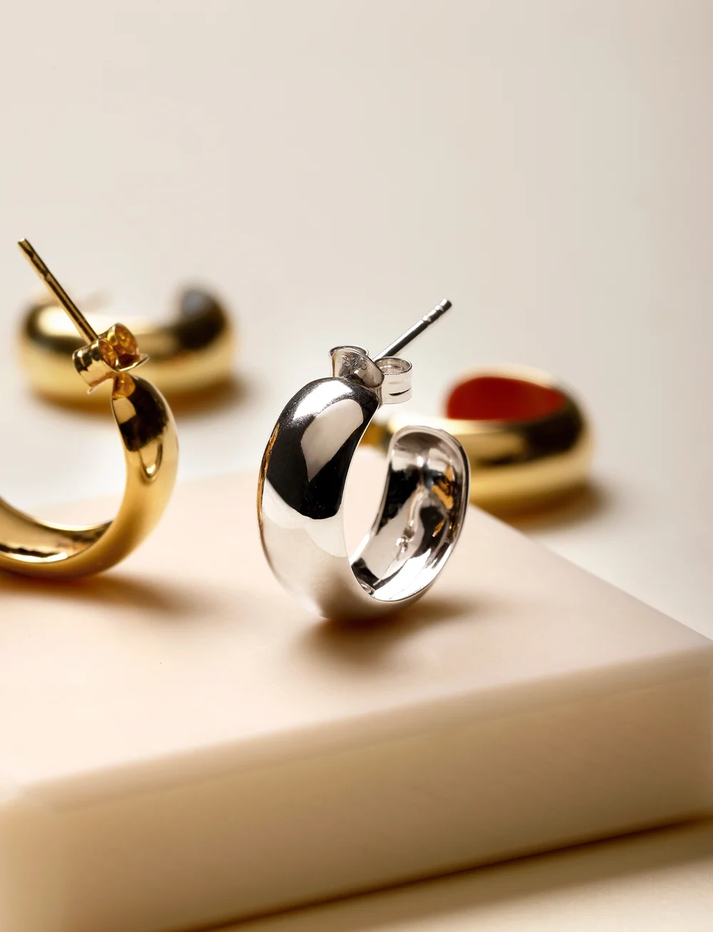 Design Letters - Chunky Rainbow Hoop 8mm Gold plated (1 pcs) - enskilt örhänge - gold - 2