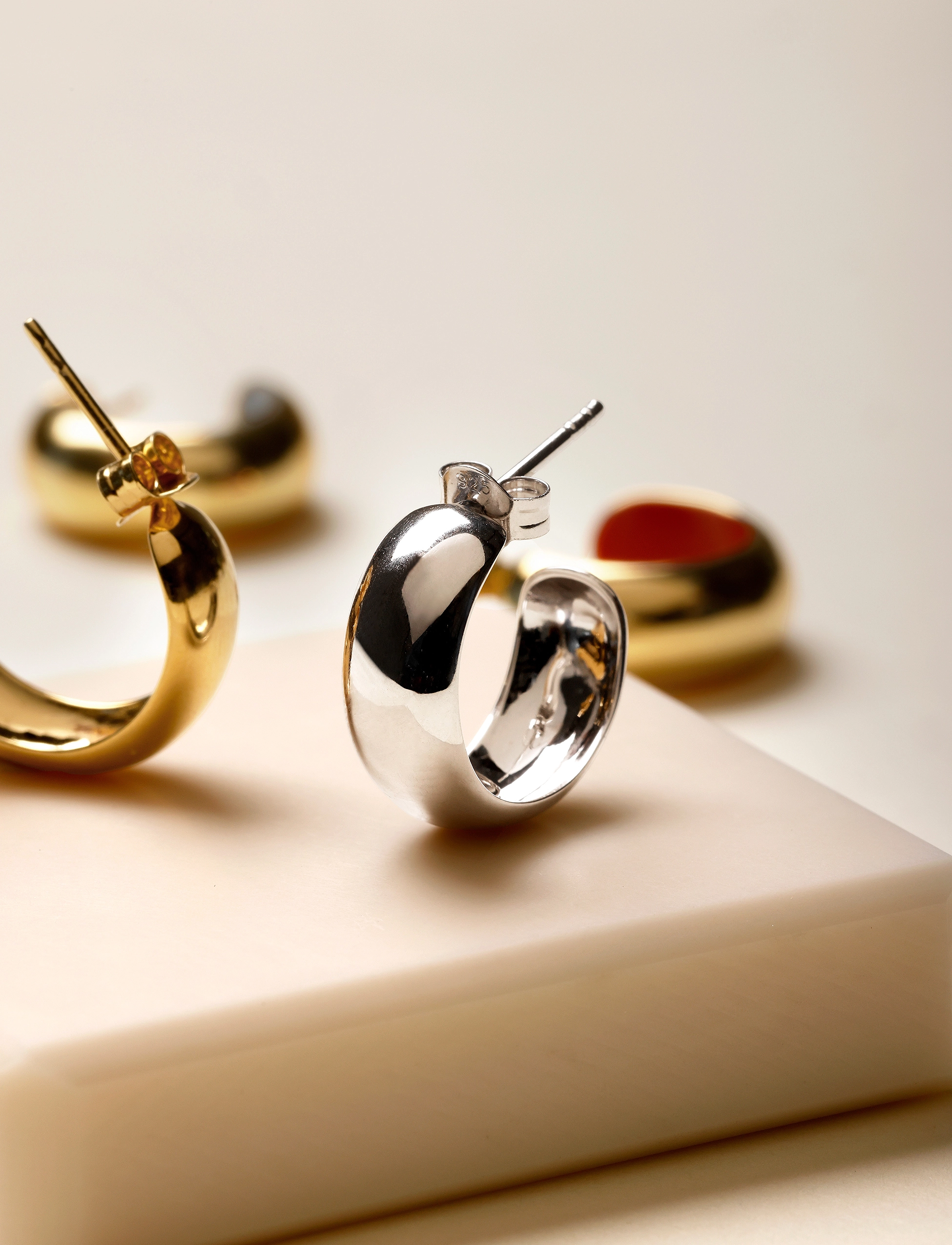 Design Letters - Chunky Rainbow Hoop 8mm Gold plated (1 pcs) - enkelte øreringe - gold - 2