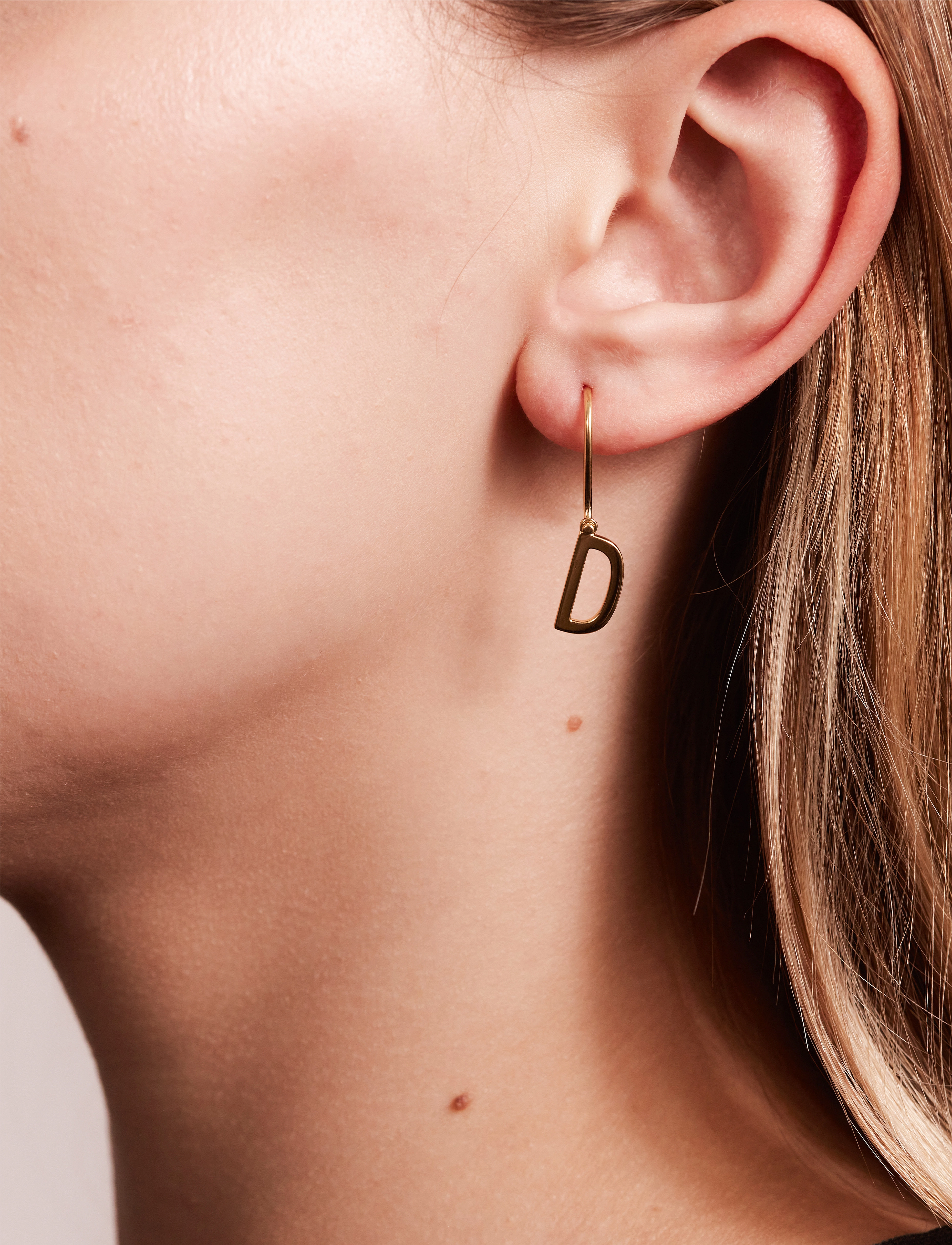Design Letters Initial Ear Hanger (A-Z), One Size 2, Gold, Øreringe > Enkelt Ørering, Dame