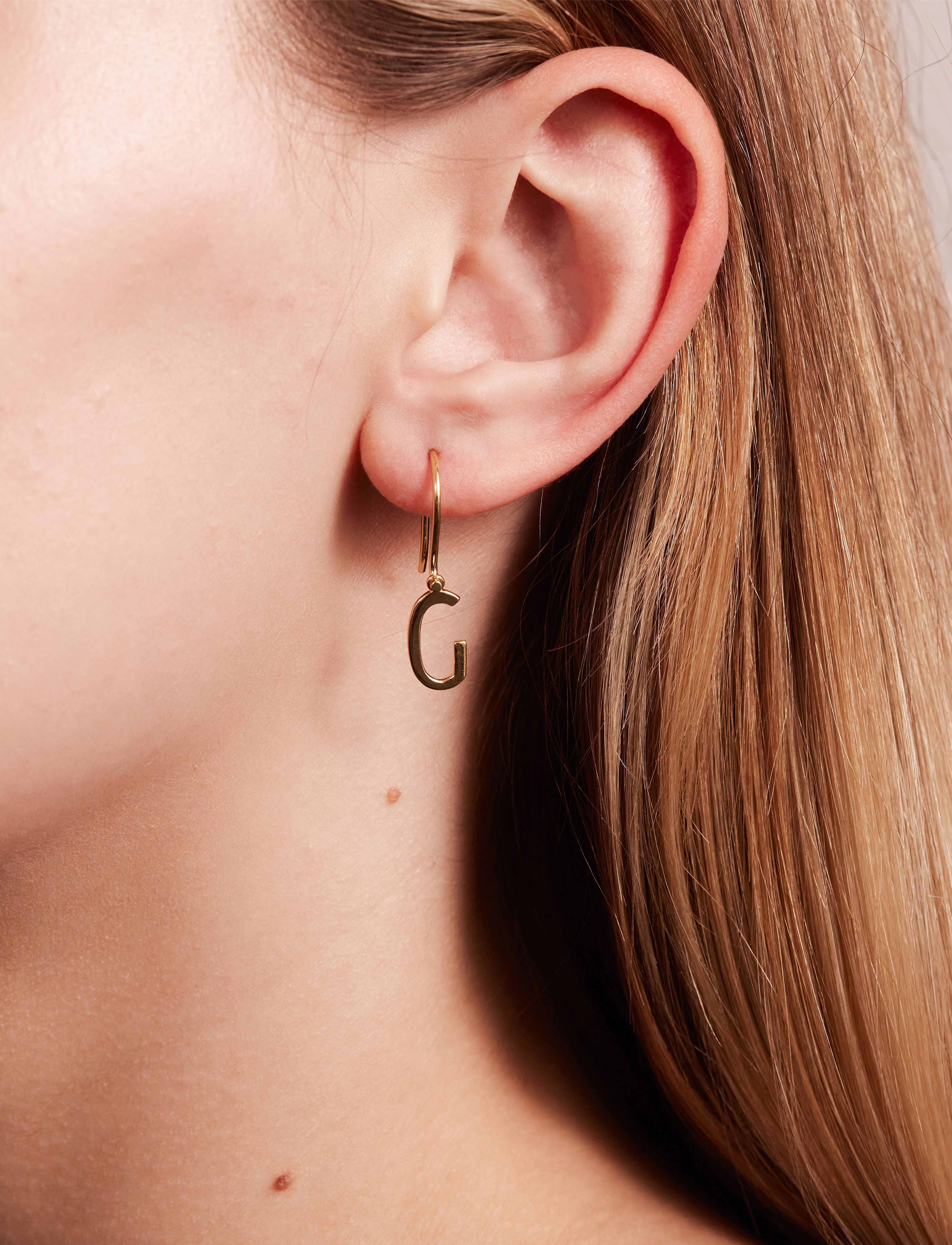 Design Letters Initial Ear Hanger (A-Z), One Size 2, Gold, Øreringe > Enkelt Ørering, Dame