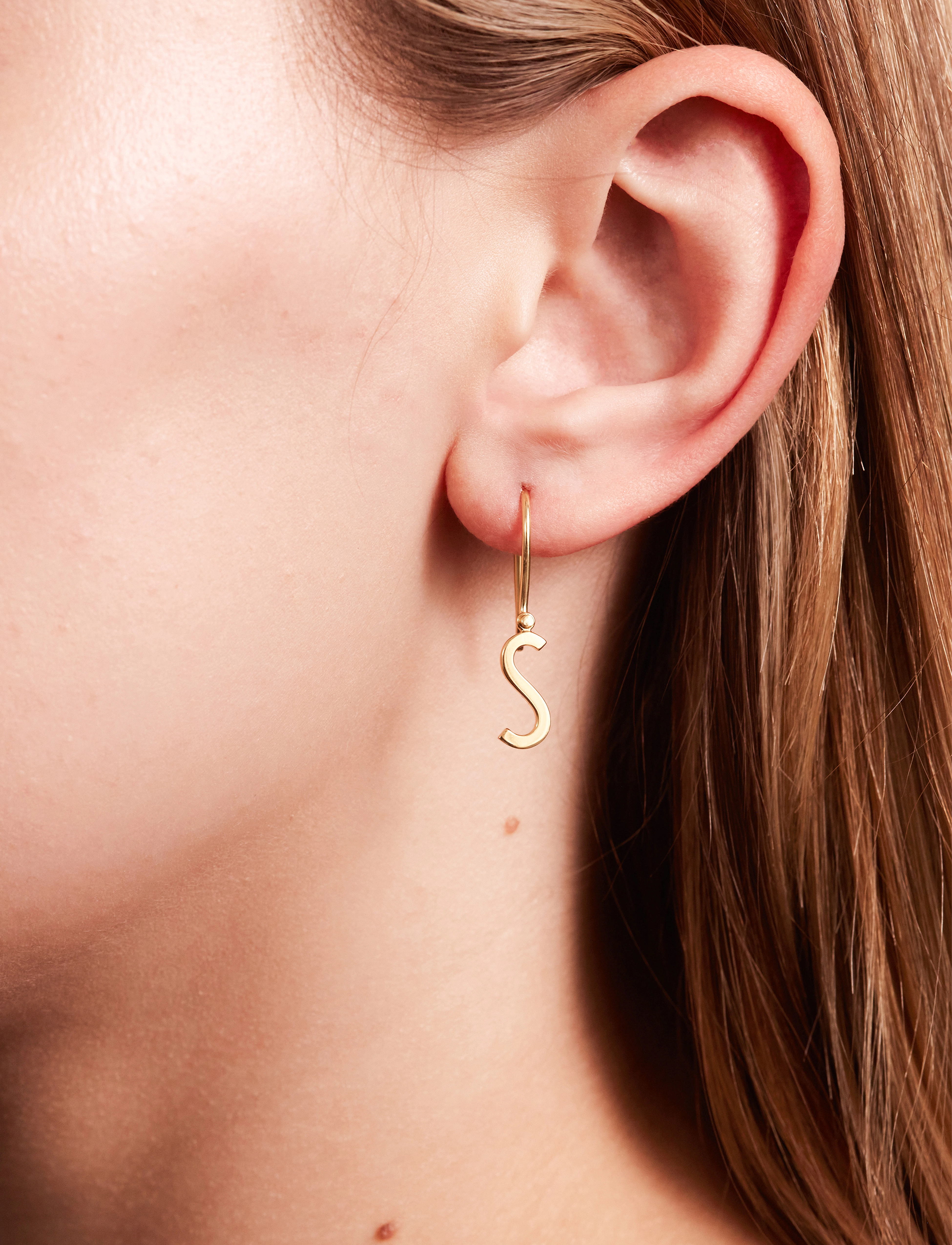 Design Letters Initial Ear Hanger (A-Z), One Size 2, Gold, Øreringe > Enkelt Ørering, Dame