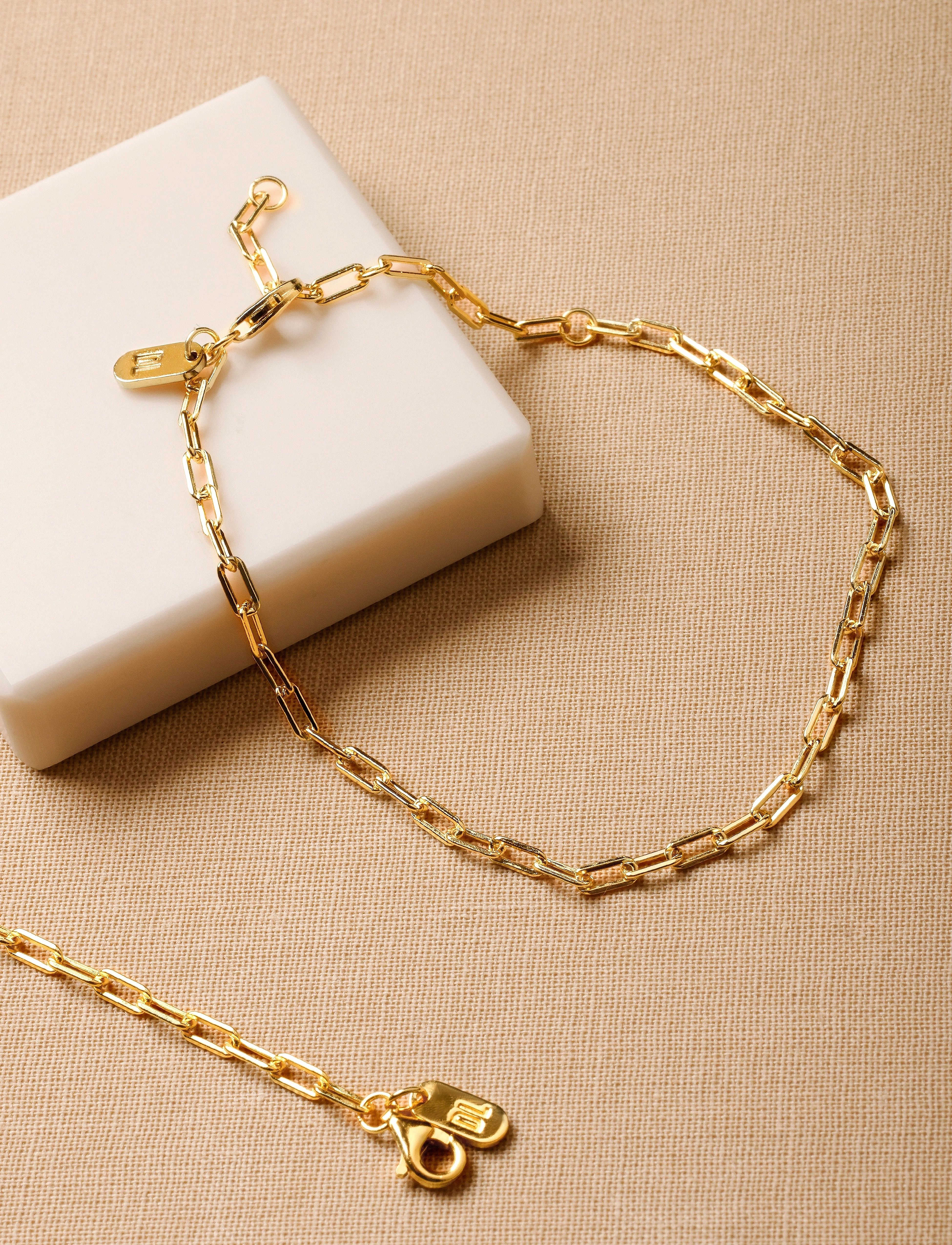 Design Letters - Chunky square link chain small bracelet - Gold plated - kettenarmbänder - gold - 2