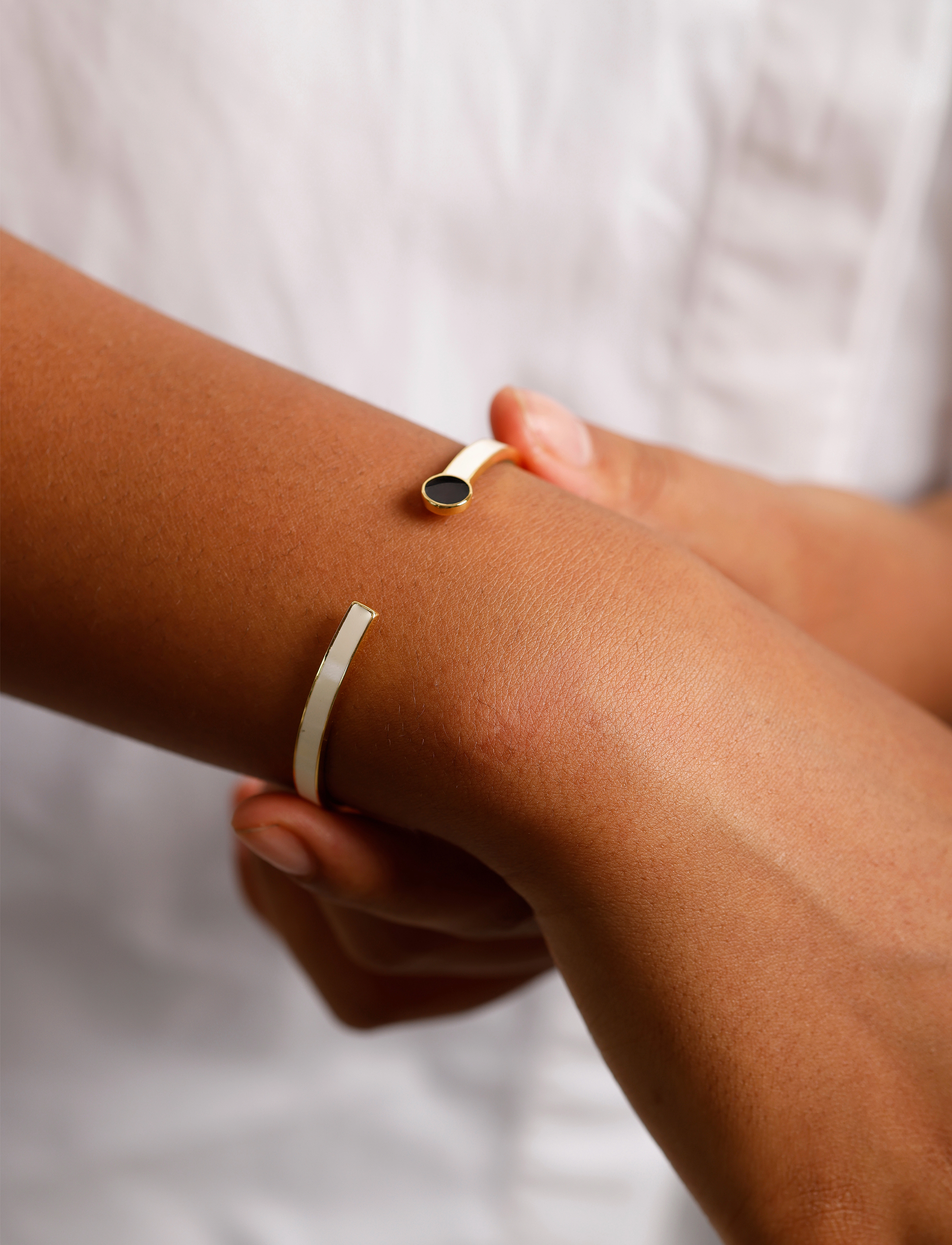 Design Letters Rainbow Dot Bangle, One Size, Bracelets, Weiß - Bangles, Frauen