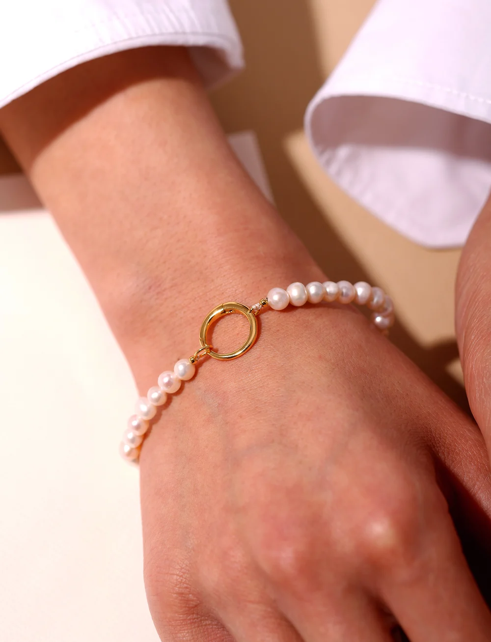 Design Letters - Pearl Charm Lock Chain bracelet, gold plated - pärlarmband - gold - 0