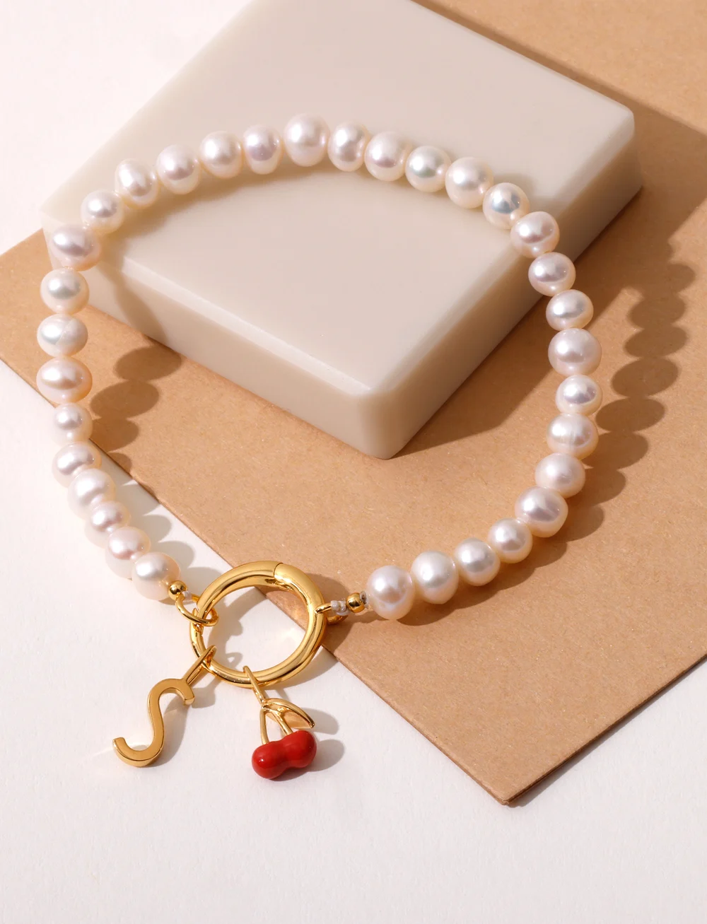 Design Letters - Pearl Charm Lock Chain bracelet, gold plated - pärlarmband - gold - 2