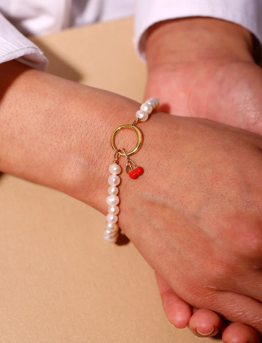 Design Letters - Pearl Charm Lock Chain bracelet, gold plated - pärlarmband - gold - 3